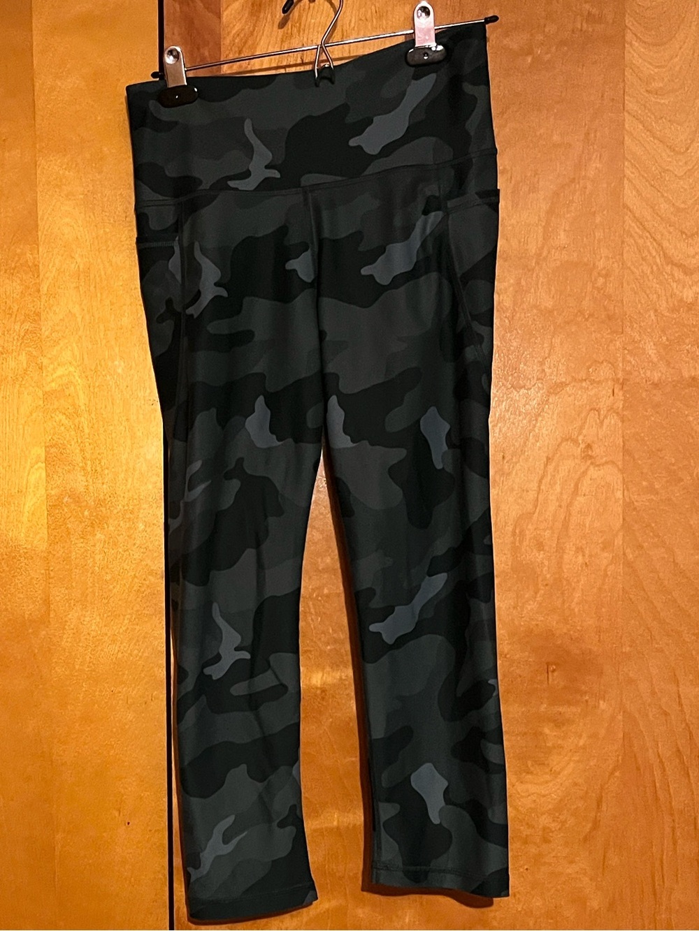 Old Navy Women’s Large Camo Capri Leggings